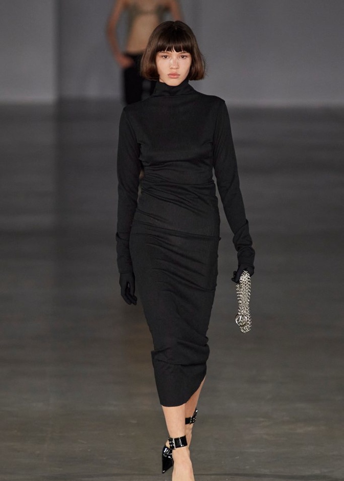 فستان أسود طويل، وصندل أسود من لودوفيك سان سيرنين