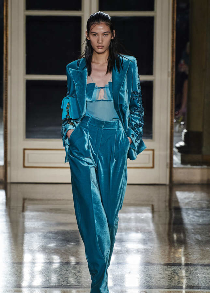 جاكيت مخمل لافت باللّون الأزرق من Ermanno Scervino