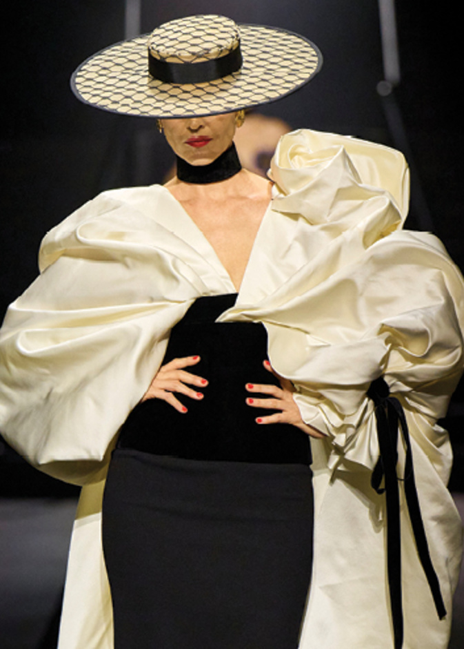 قصة القبعة القطعة الأيقونية التي حملت على مرِّ القرون معان كثيرة