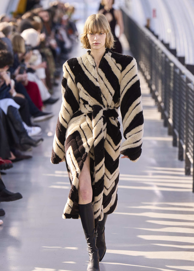 أناقة دافئة مع معاطف الفرو الضخمة