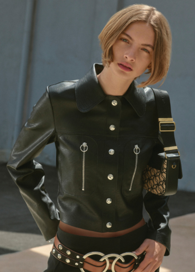 صيحات السترات الجلدية التي عكست قساوة جريئة ولافتة في مجموعات "ريزورت" 