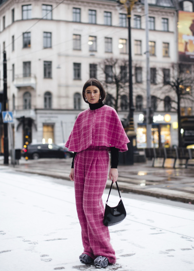 إطلالة لافتة وعصرية باللّون الوردي من Street style