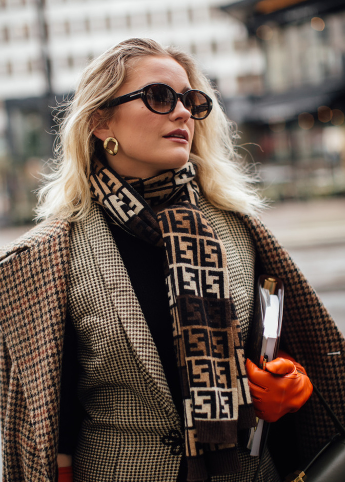 الوشاح النظارة الشمسية وقفازات اليد أكسسوارات لا غنى عنها في رحلات السفر لهذا الموسم من خريف 2023