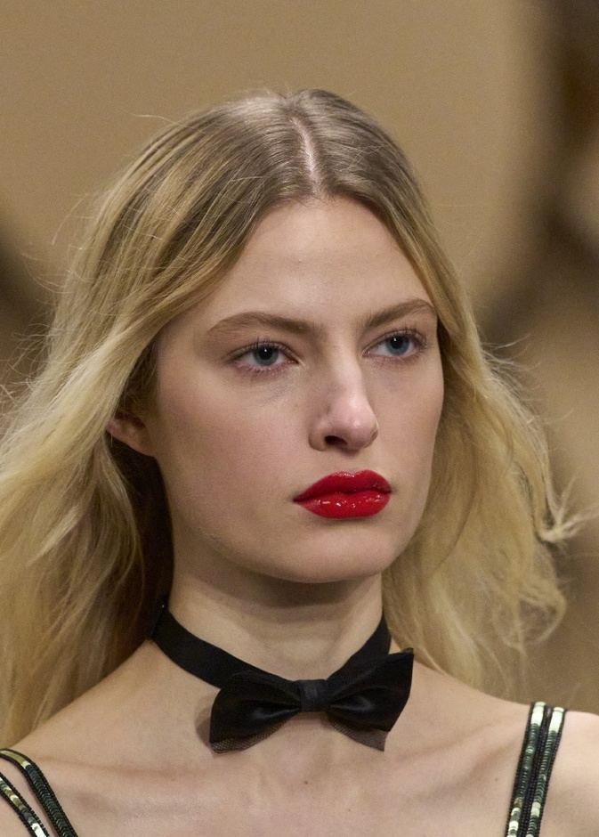 مكياج طبيعي وأحمر شفاه قوي طبّقيه بأسلوب دار شانيل لربيع 2023