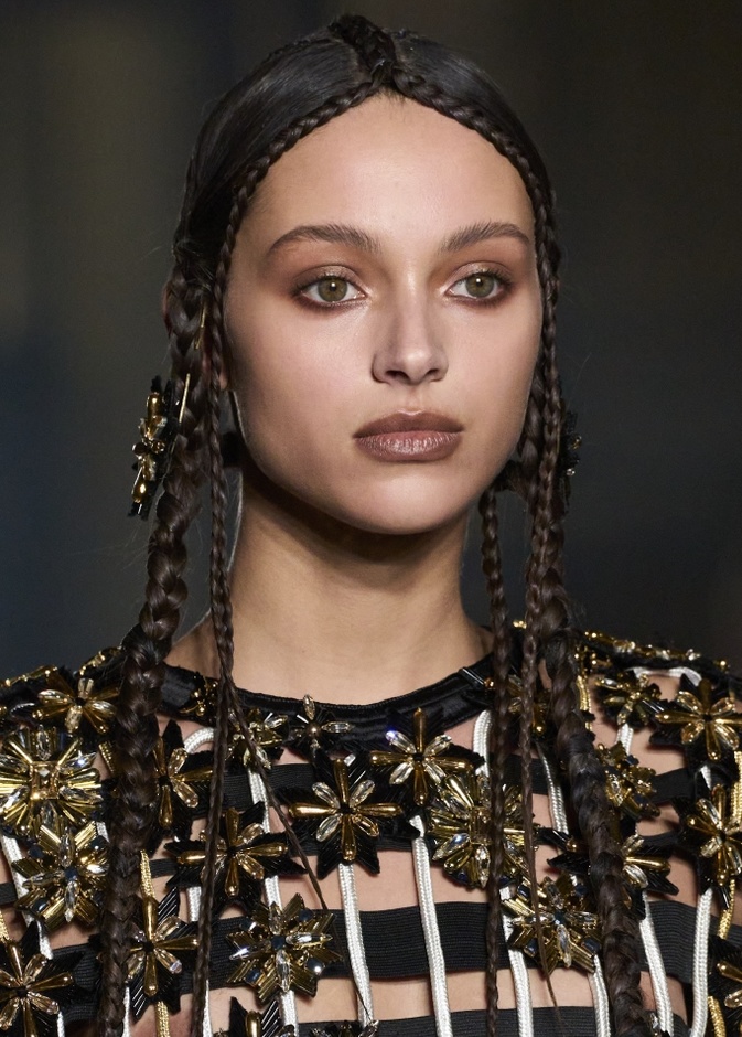 رسمات مكياج قوي وتسريحات عصرية في أسبوع الهوت كوتور