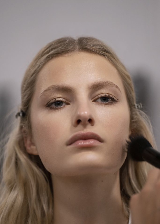 4 حيل مكياج تجعل عينيك أجمل بعيداً عن الظلال والآيلاينر..إليك خطوات تطبيقها