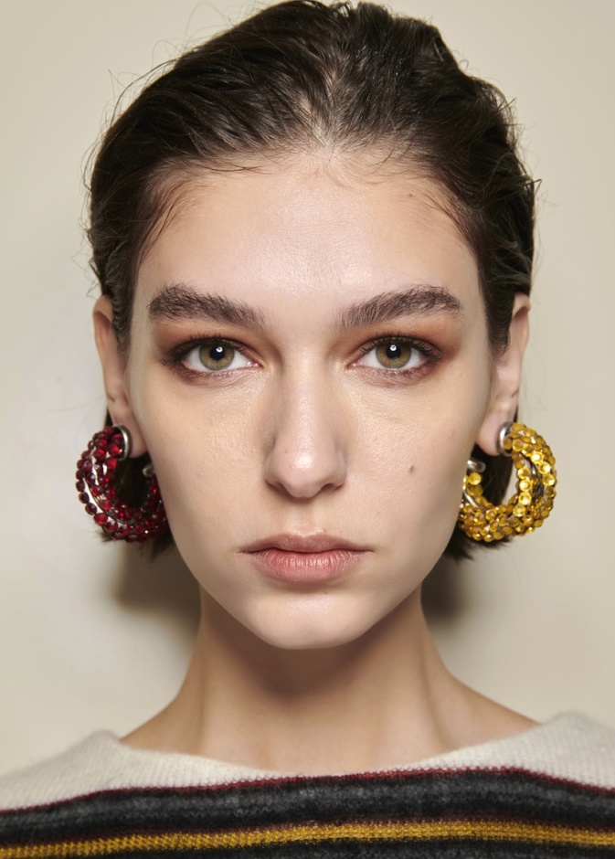  رسمات الحواجب العريضة تعود الى الواجهة في المواسم المقبلة