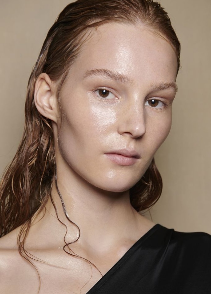 طرق بسيطة لترطيب بشرتك بعمق وجعلها أكثر حيوية