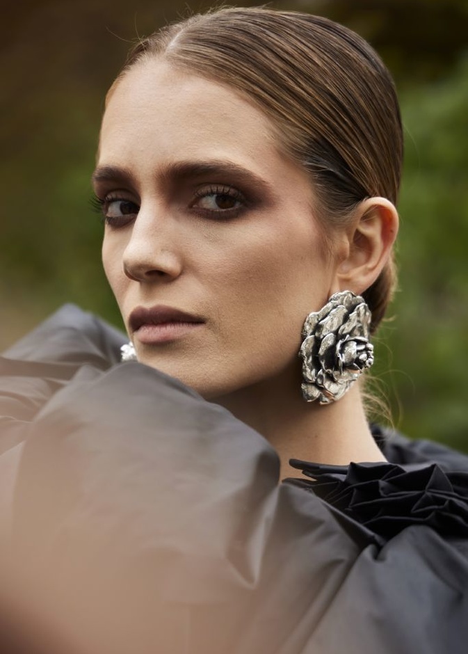 خطوات متقنة لتطبيق مكياج برونزي للعيون البنية