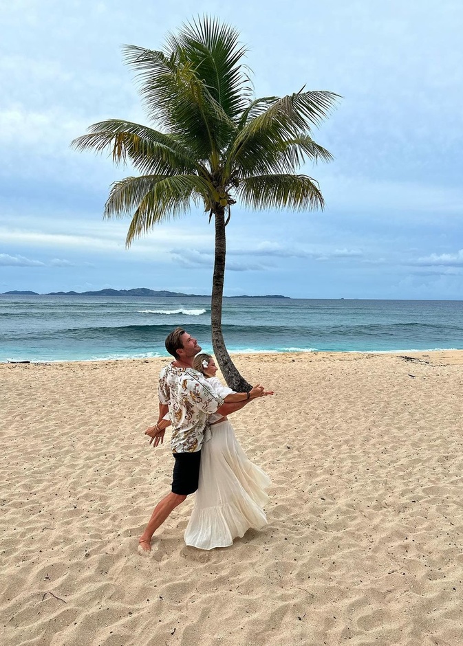 كريس هيمسورث وزوجته 