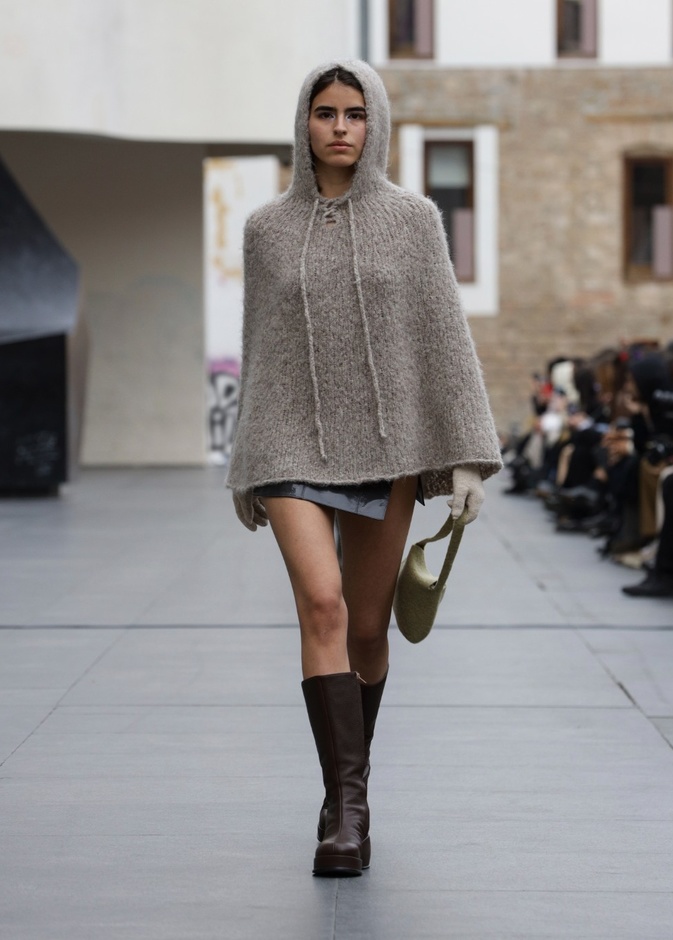 أضيفي إلى إطلالتك الكاب الصوف من علامة Paloma Wool