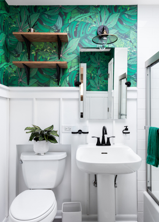 الحمام مكان رائع لتجربة الأنماط والأشكال المميزة لورق الحائط فيه