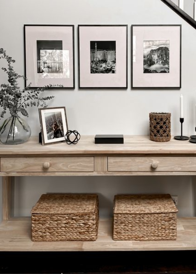 الصور الشخصية من أجمل طرق تنسيق طاولة الكونسول