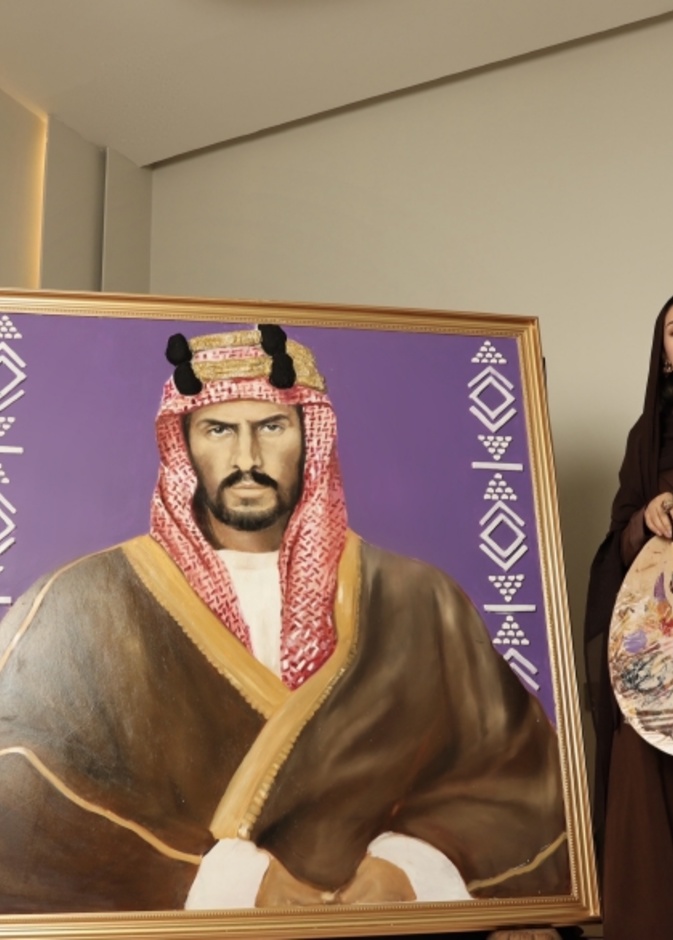 الفنانة التشكيلية مدى القحطاني تقدم لوحة المؤسس الملك عبدالعزيز تفوح منها رائحة الخزامى