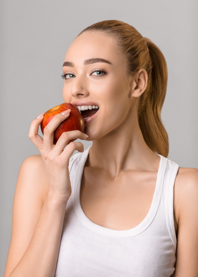 انحسار اللثة مشكلة شائعة لكن حلولها ممكنة