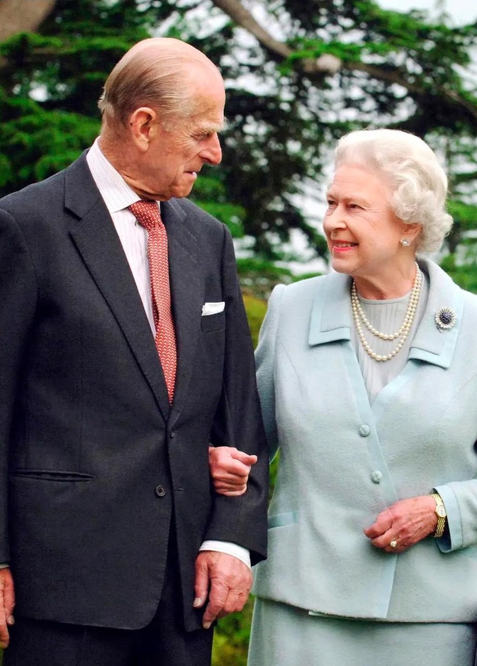 بروشات الملكة إليزابيث الثانية.. 70 عاما من التاريخ والفخامة والأسرار 