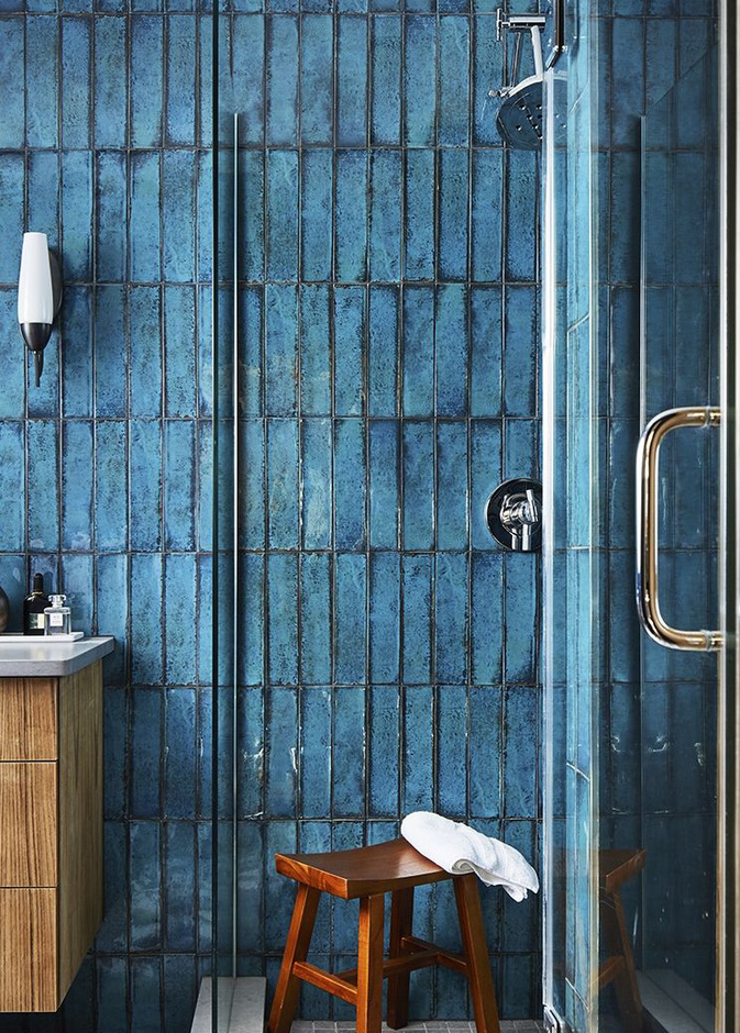 بلاط لامع وبخطوط عامودية لديكورات حوائط حمامات 2023