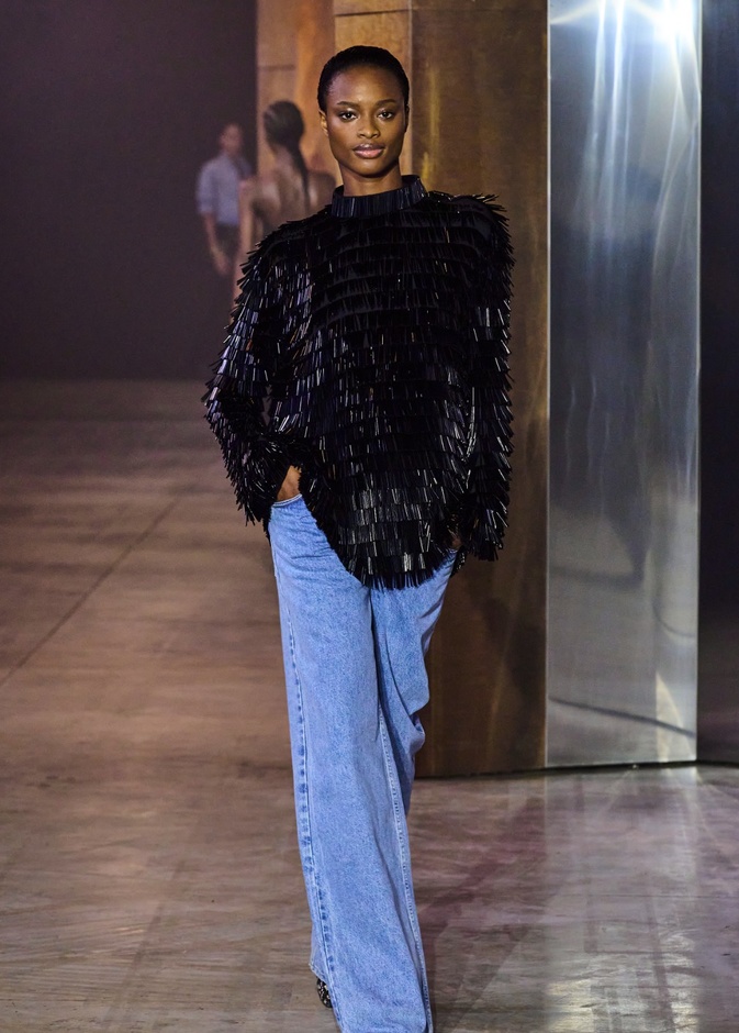 الجينز في إطلالات عصرية مميزة من عروض ربيع وصيف 2023