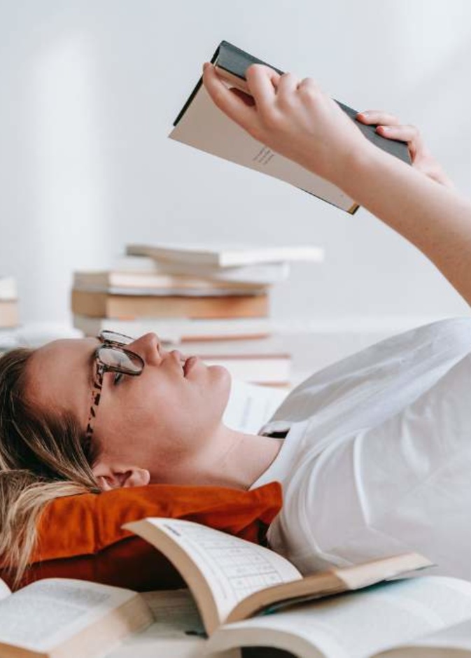 ما هي أهمية القراءة في حياة الإنسان سيدة تقرأ