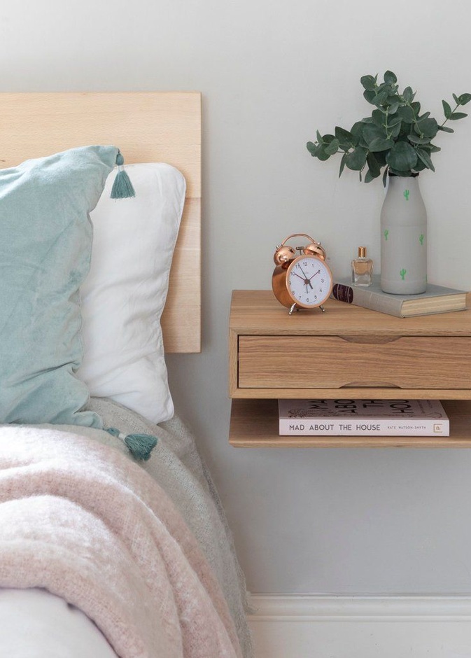 تصميم ذكي لطاولة جانبية من الخشب تنسجم مع السرير