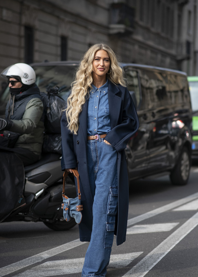 إطلالات الجينز تستحوذ على أسابيع الموضة.. صدفة أم تأثير الجيل الشاب؟ 