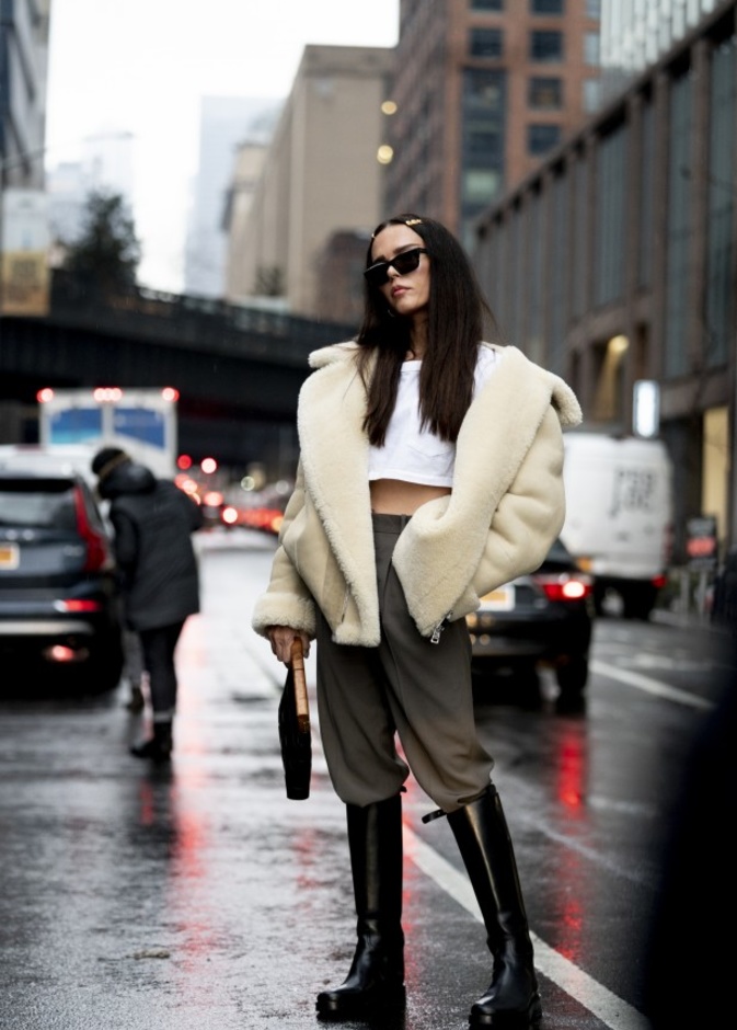 أفكار لتنسيق الجزمة العالية مع البناطيل بأساليب جديدة وعصرية