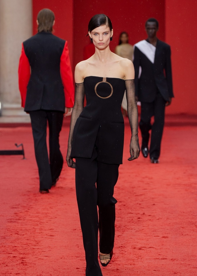 7 عروض برزت فيها إطلالات سوداء لربيع وصيف 2023