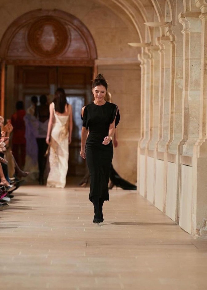 توجت فيكتوريا بيكهام نجاحها بالمشاركة في أسبوع الموضة الباريسي لموسم ربيع وصيف 2023