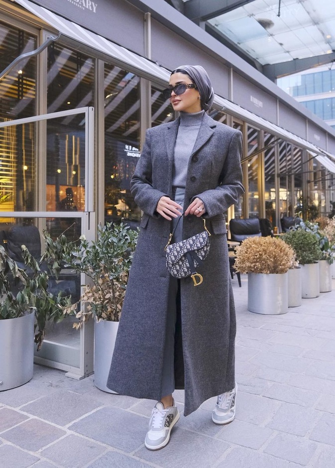 حنين الصيفي بمعطف صوف عصري باللون الرمادي