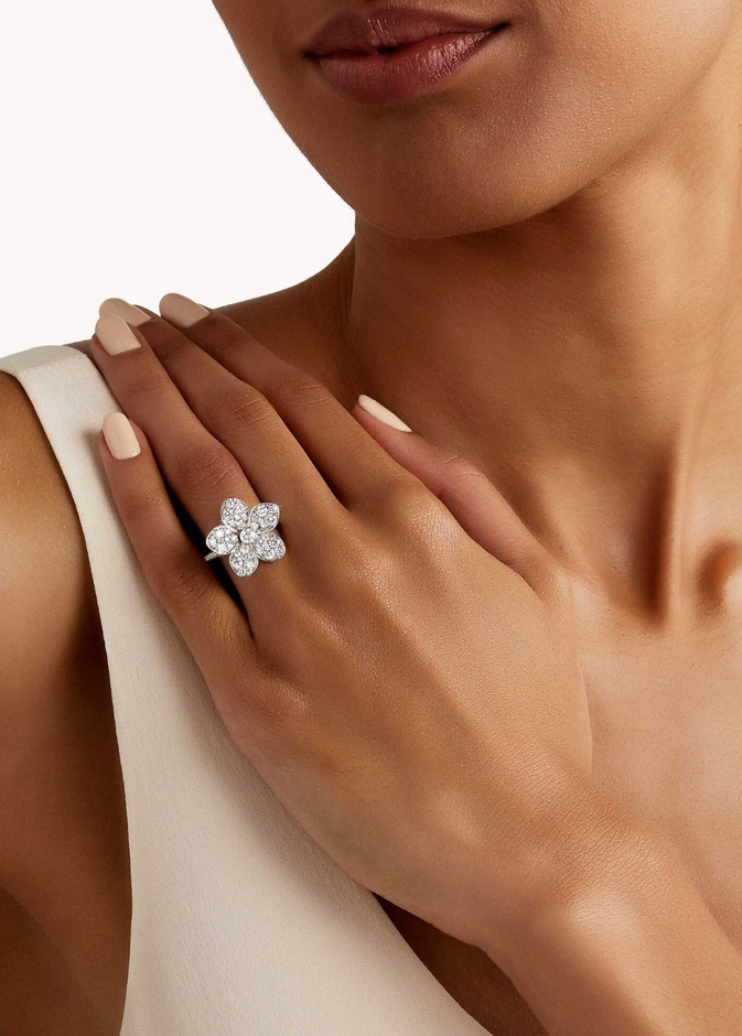 خاتم Wild Flower المرصع بالألماس الأبيض من غراف Graff