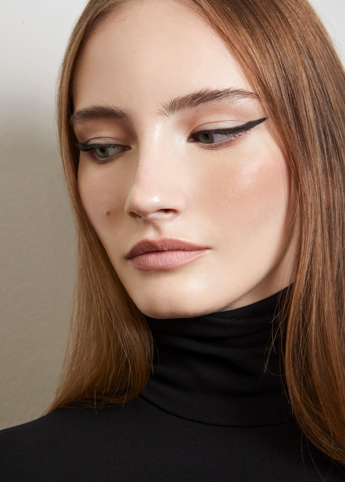 رسمات الآيلاينر الغرافيكي بخطوط رفيعة من دار Dolce & Gabbana