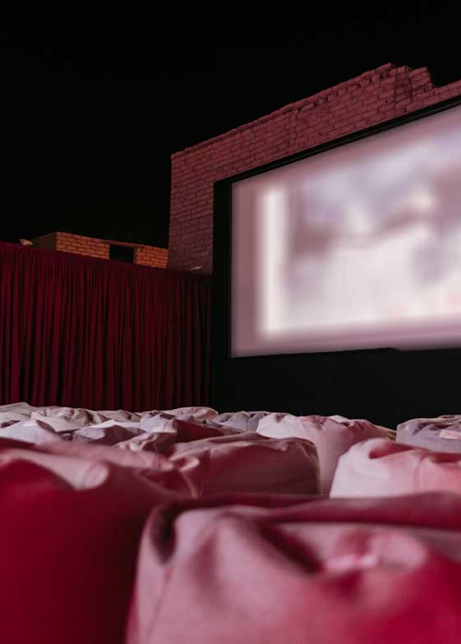 سينما الجديدة أول صالة عرض سينمائية في الهواء الطلق في العلا