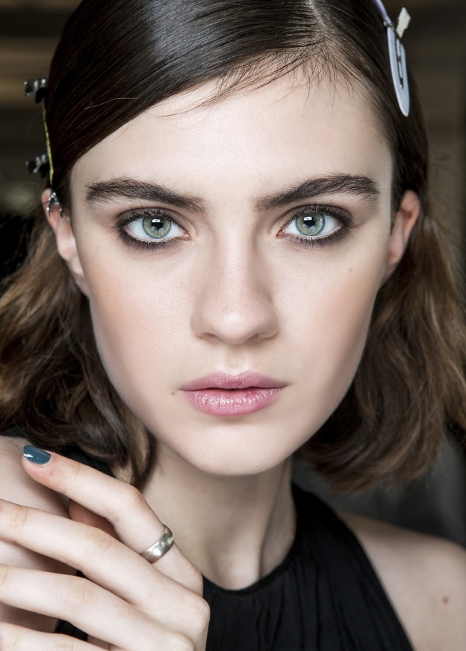 دليل شامل لعلاج المسّامات الواسعة لبشرة صافية في عيد الحب