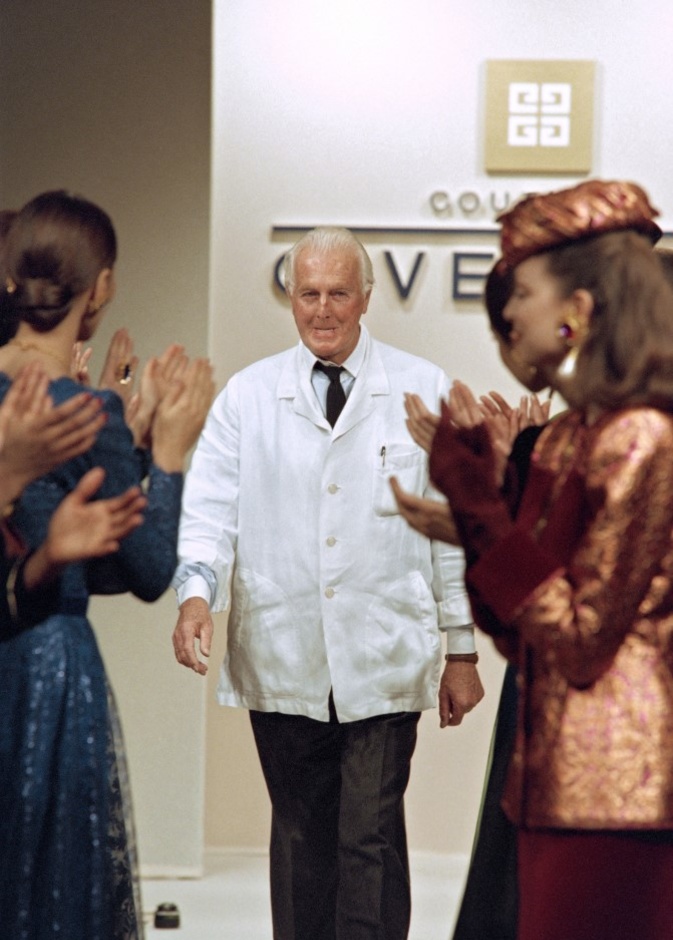 5 حقائق مذهلة عن Hubert de Givenchy... مصمم أحد أشهر الفساتين في التاريخ