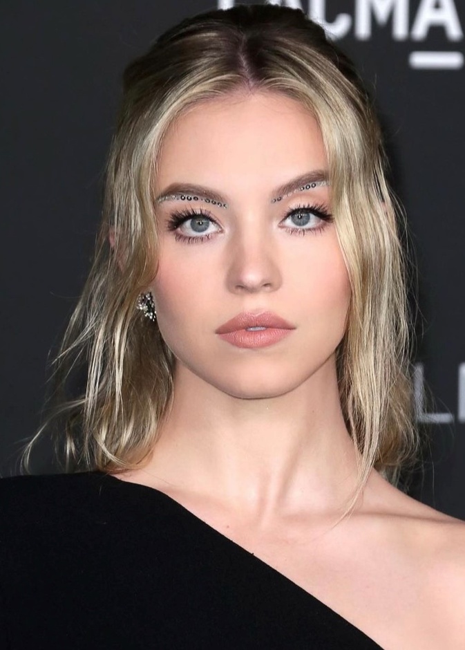 أساليب مكياج جريئة ليوم الحب بالخطوات على طريقة النجمات العالميات