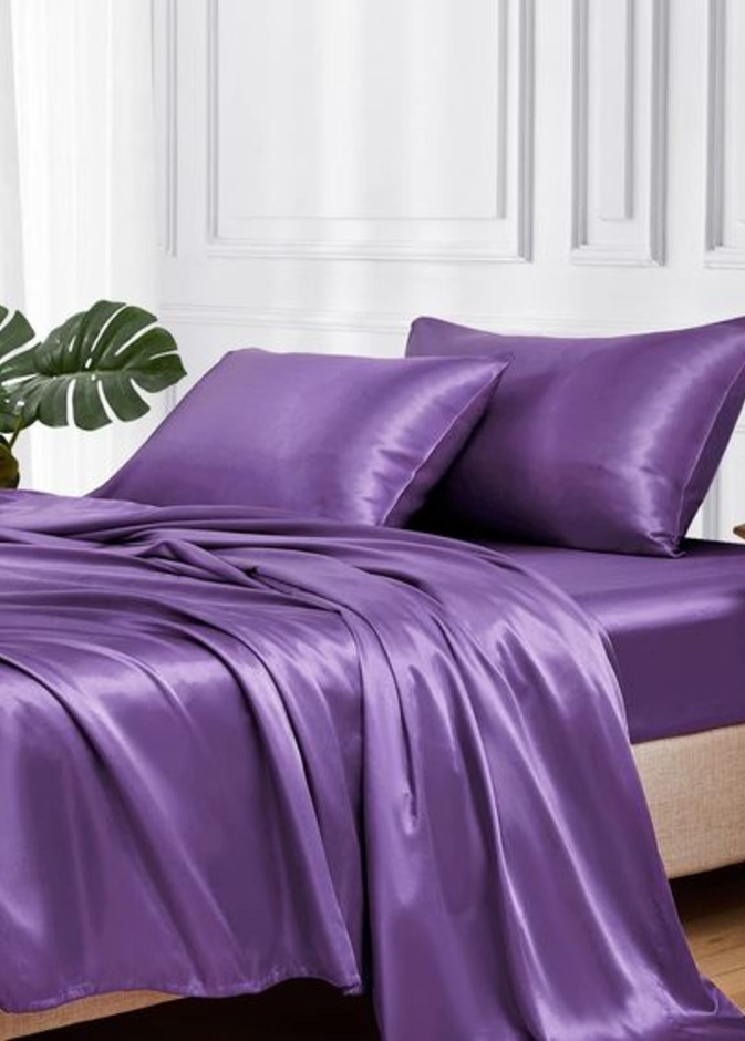 ملاءة سرير باللون البنفسجي مصنوعة من الساتان الفخم