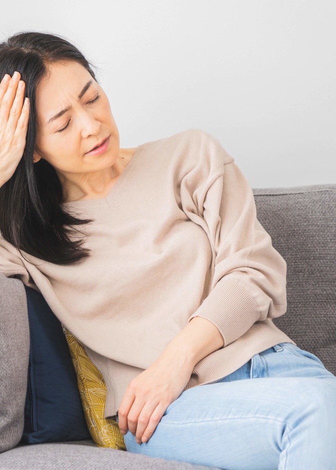 نقص هرمون الإستروجين يسبب ظهور بعض الأعراض مثل الصداع  