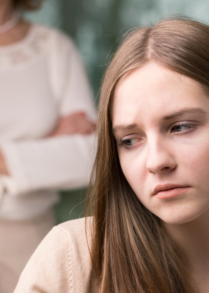 يجب دعم الفتاة في مرحلة ما بعد البلوغ حتى لا تزيد معاناتها الجسدية والنفسية