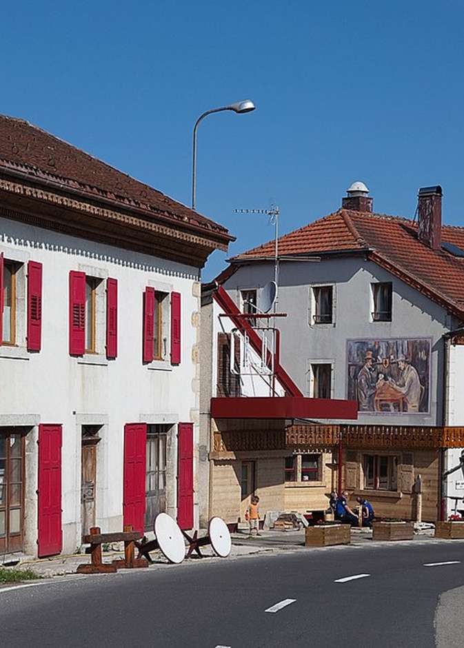 يحتوي المبنى المكون من 3 طوابق على ثلث مساحة الأراضي السويسرية وثلثيها في فرنسا