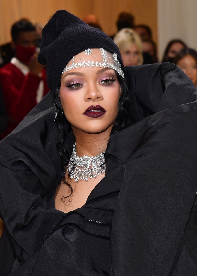 صيحات جمالية سترافقك مجددا في عام 2023 من وحي ريهانا ..اتبعي الخطوات