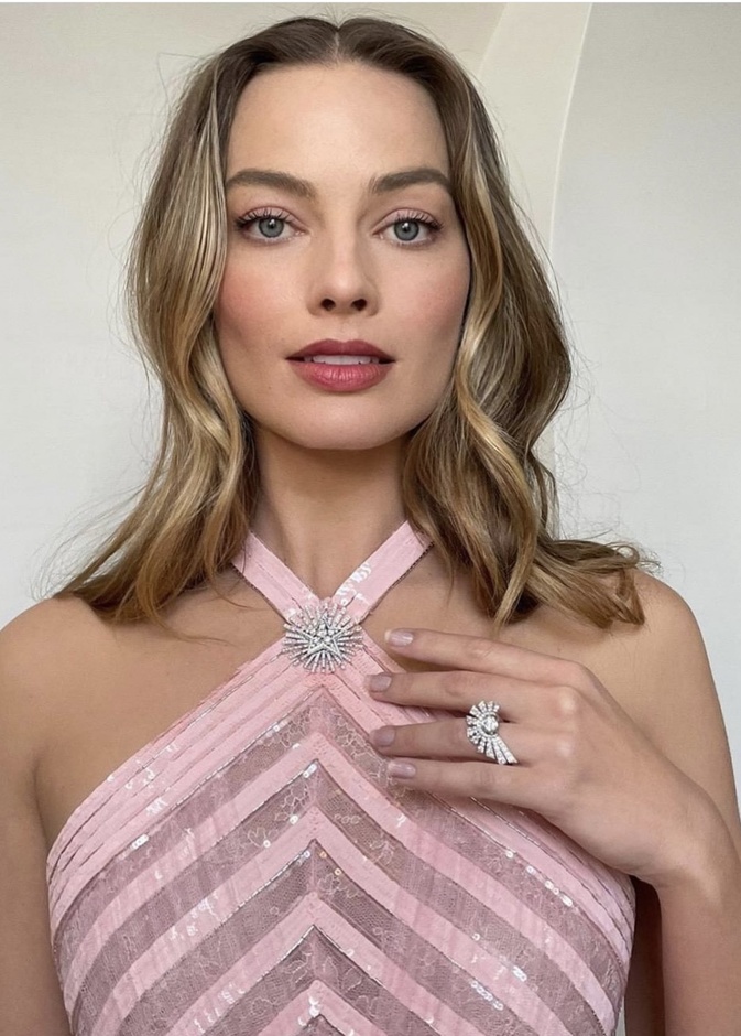 أظافر مارغوت روبي من حساب توم باشيك على انستغرام