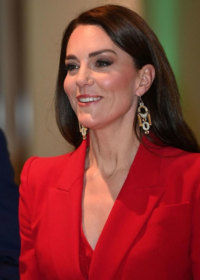  اطلالة كيت ميدلتون برسمات الظلال البرونزية- الصورة من صفحة royaladdicted_new