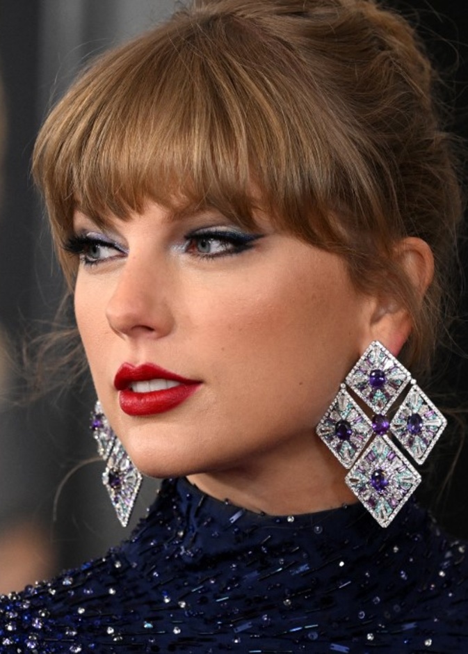 اطلالة Taylor Swiftبتسريحات الشعر المرفوعة مع الغرة الامامية الكثيفة