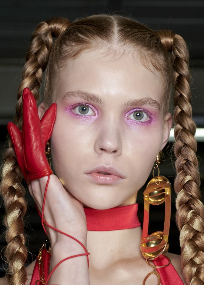 الضفائر الجانبية تسريحة تعيد شبابك