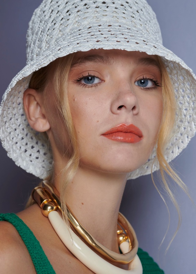 المبالغة في تطبيق ألوان أحمر الشفاه من وحي دار Luisa Spagnoli