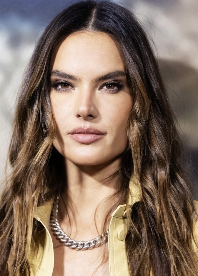 المكياج السموكي المناسب للوجه البيضاوي وخطوات تطبيقه بأسلوب اليسندرا أمبروسيو - الصورة من حسابها على انستغرام