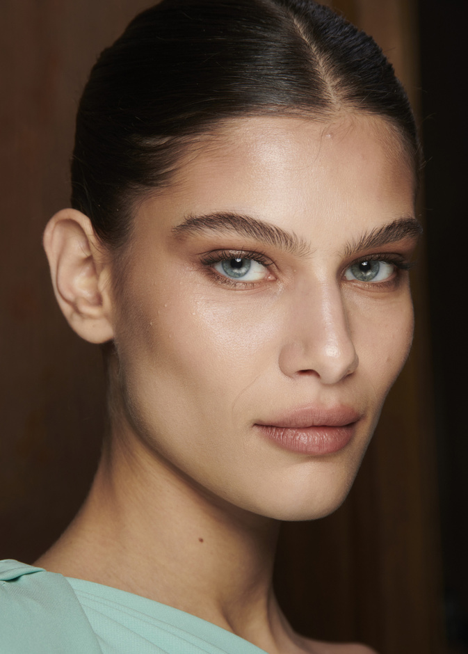 تخلصي من دهون الذقن من خلال عملية شفط الدهون