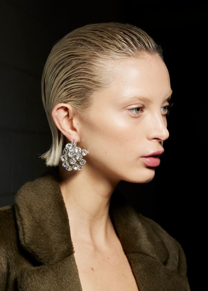 تسريحات الشعر المبلل مع القصة الكاريه من دار Brandon Maxwell