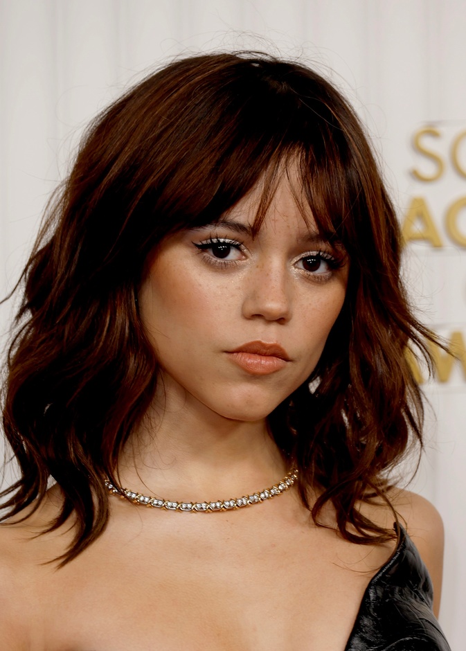 خطوات تطبيق الظلال البيضاء لمكياج ناعم للصبايا بأسلوب جينا أورتيغا Jenna Ortega