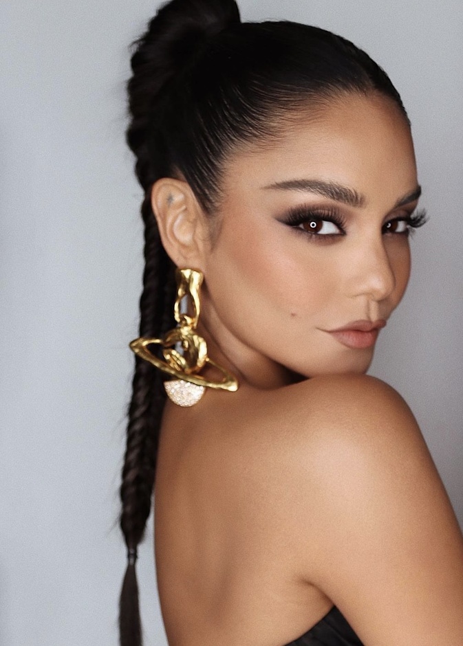 خطوات تطبيق ربطة الضفائر على طريقة فانيسا هدجنس Vanessa Hudgens - الصورة من حساب هانغ فانغو على انستغرام